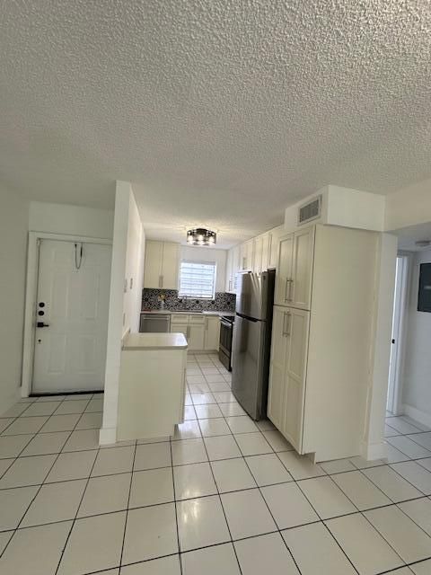 For Rent: $2,600 (2 beds, 2 baths, 935 Square Feet)