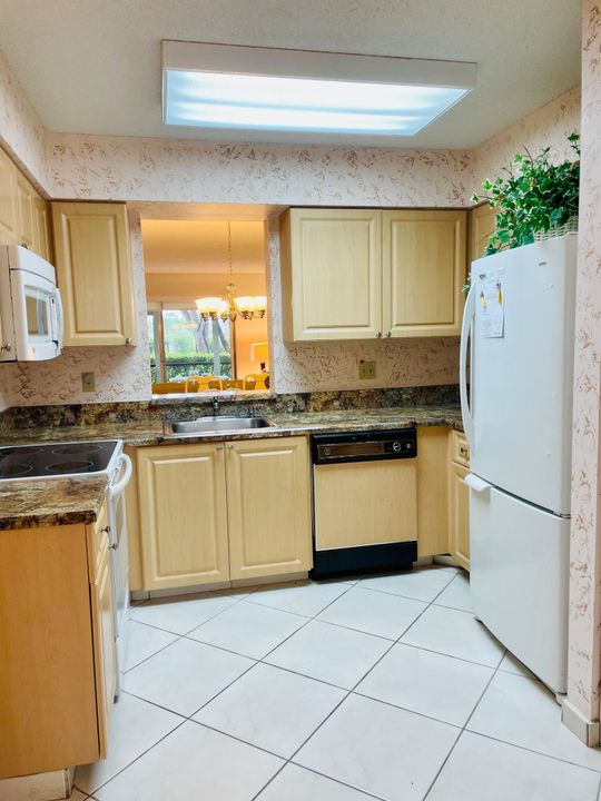 For Rent: $3,350 (2 beds, 2 baths, 1070 Square Feet)