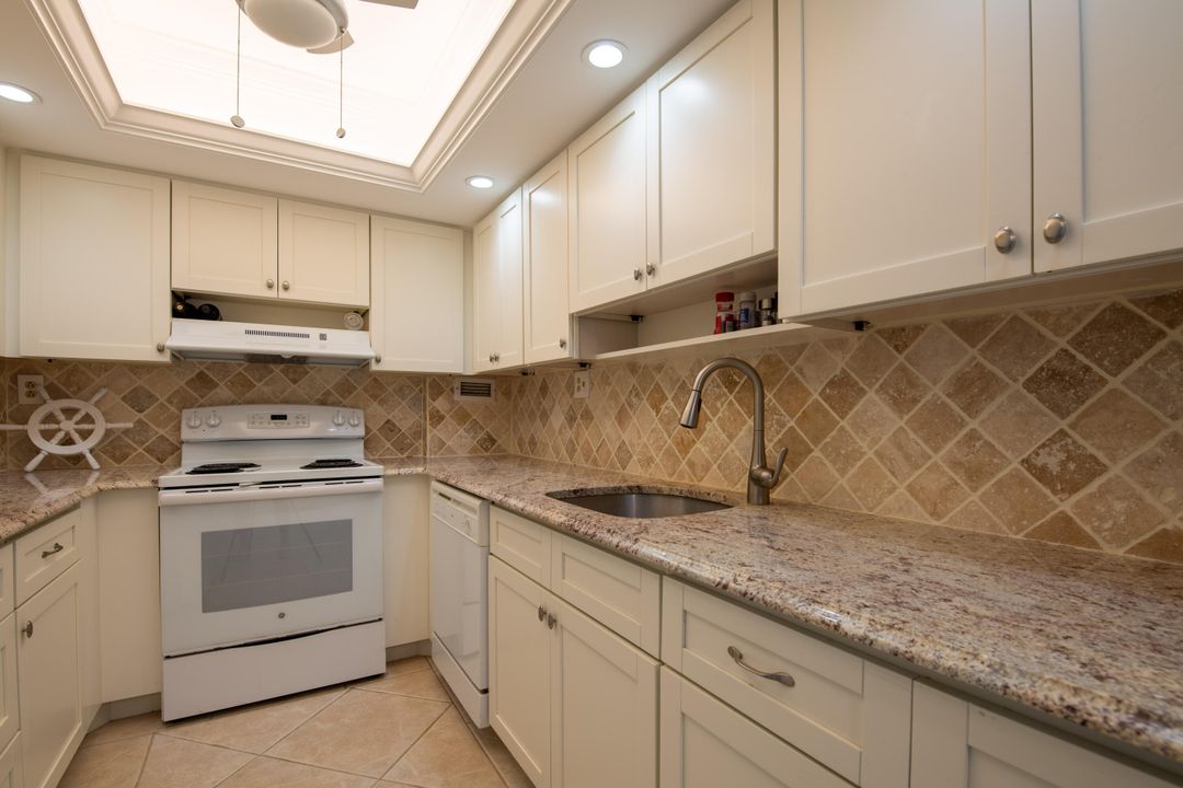 For Sale: $389,500 (1 beds, 1 baths, 723 Square Feet)