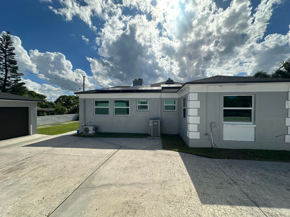 For Sale: $610,000 (3 beds, 2 baths, 1973 Square Feet)