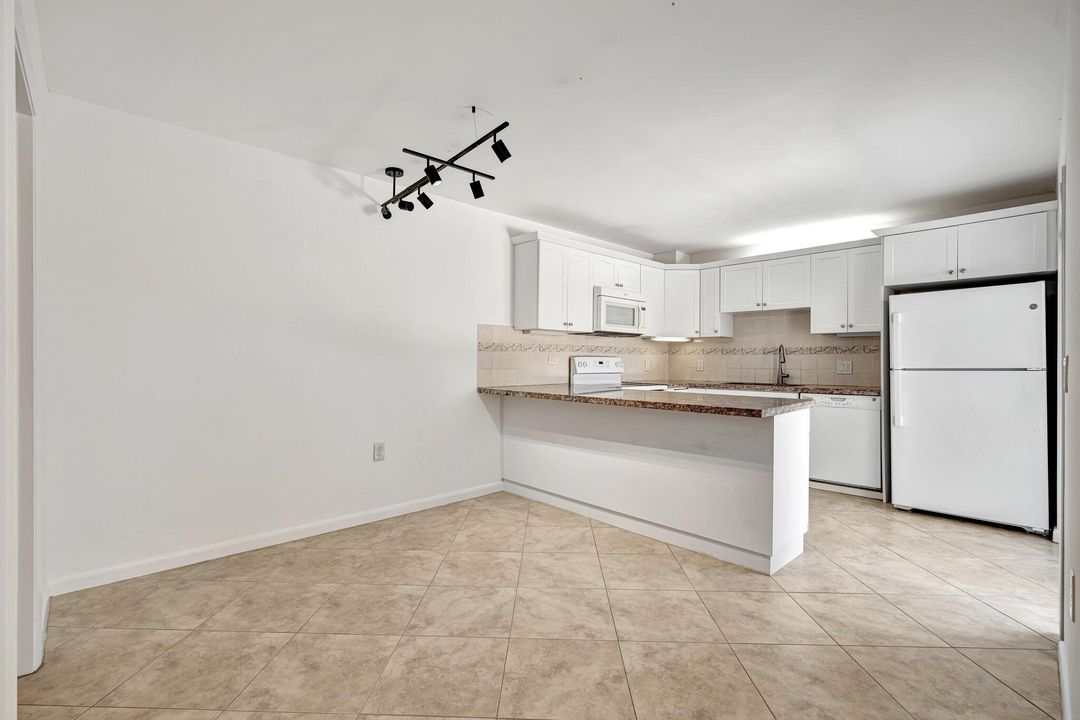 For Rent: $2,450 (2 beds, 2 baths, 1325 Square Feet)