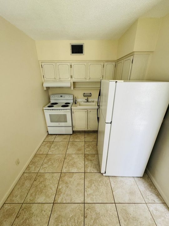 For Rent: $1,800 (1 beds, 1 baths, 770 Square Feet)