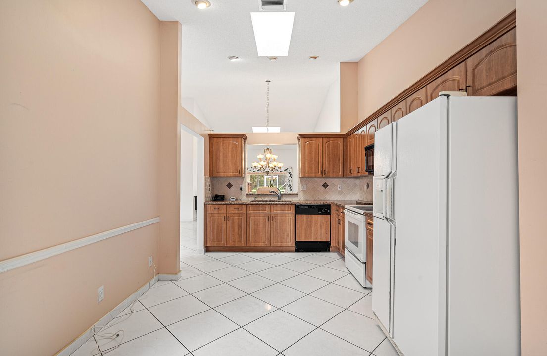 For Sale: $335,000 (2 beds, 2 baths, 1722 Square Feet)