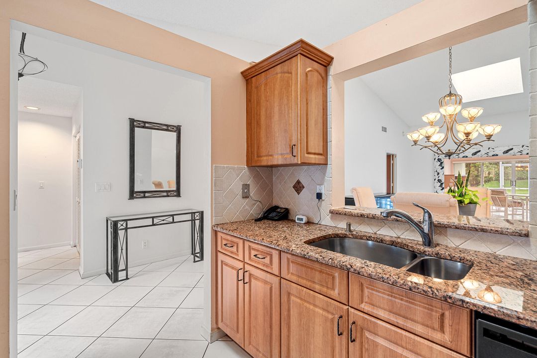 For Sale: $335,000 (2 beds, 2 baths, 1722 Square Feet)