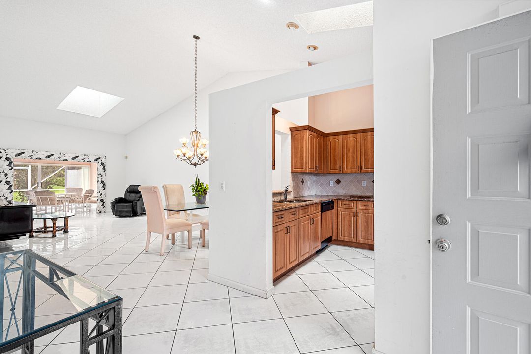 For Sale: $335,000 (2 beds, 2 baths, 1722 Square Feet)