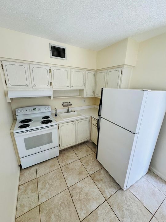 For Rent: $1,800 (1 beds, 1 baths, 770 Square Feet)