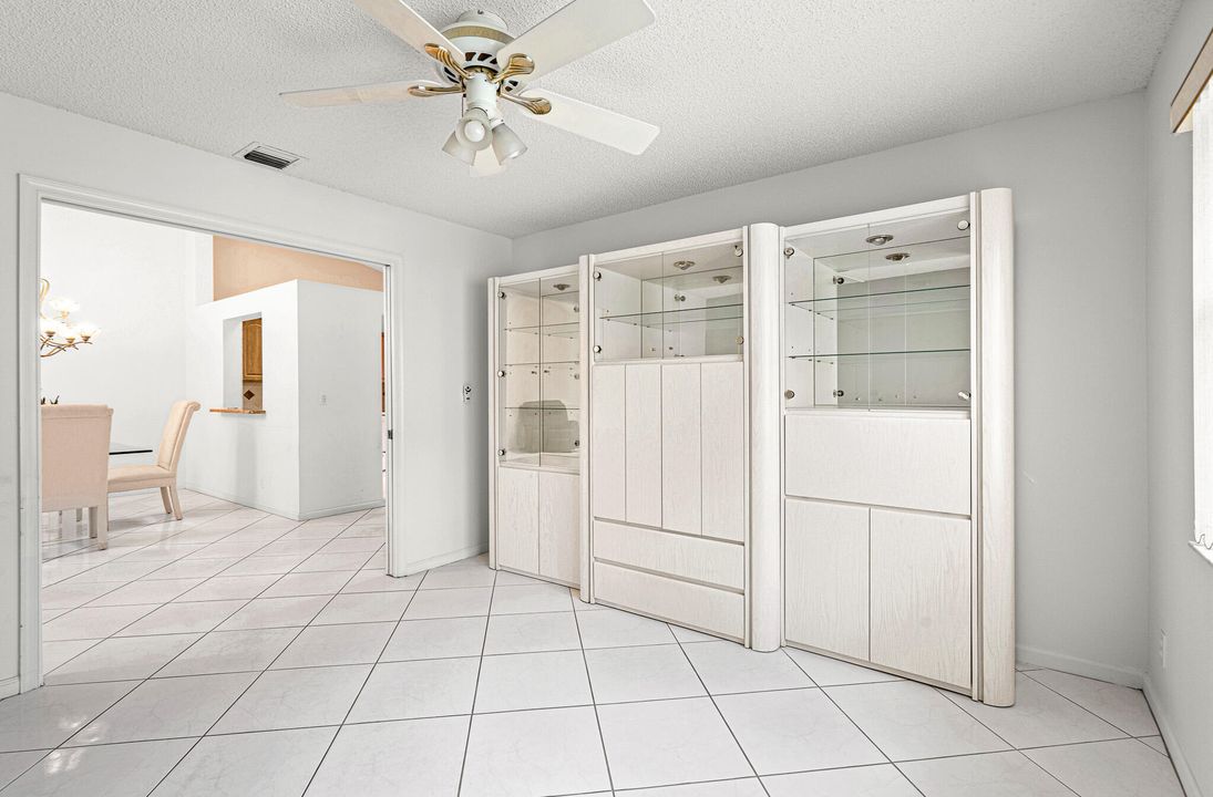 For Sale: $335,000 (2 beds, 2 baths, 1722 Square Feet)