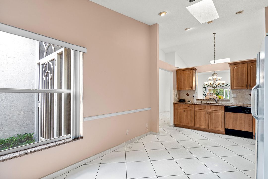 For Sale: $335,000 (2 beds, 2 baths, 1722 Square Feet)