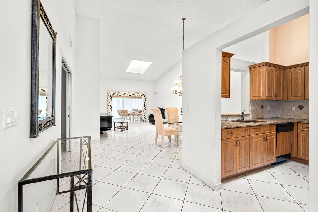 For Sale: $335,000 (2 beds, 2 baths, 1722 Square Feet)