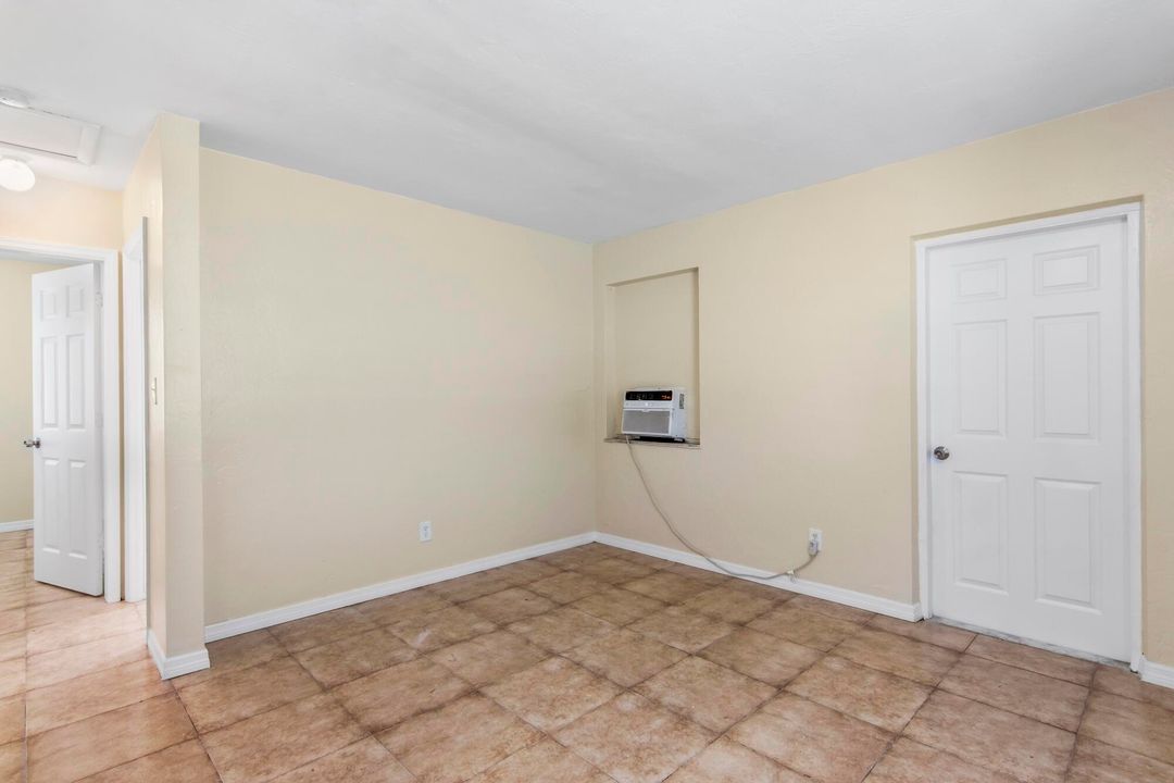 Active With Contract: $1,500 (2 beds, 1 baths, 700 Square Feet)