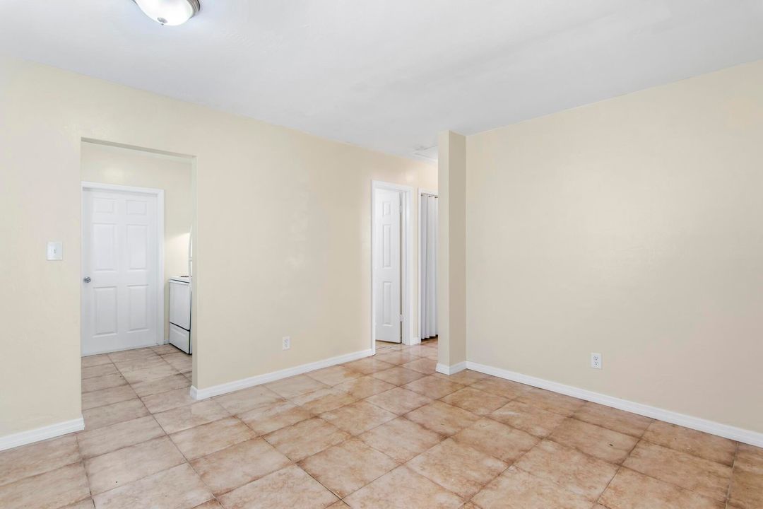 Active With Contract: $1,500 (2 beds, 1 baths, 700 Square Feet)