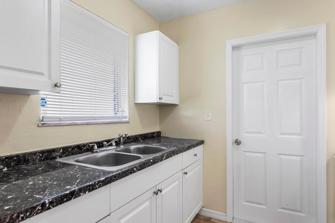 Active With Contract: $1,500 (2 beds, 1 baths, 700 Square Feet)