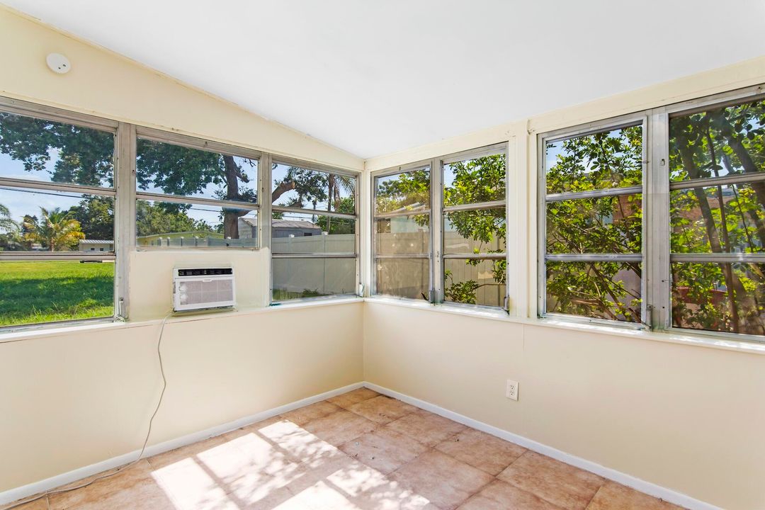 Active With Contract: $1,500 (2 beds, 1 baths, 700 Square Feet)