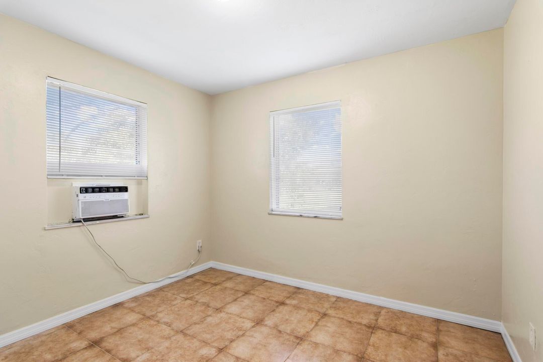 Active With Contract: $1,500 (2 beds, 1 baths, 700 Square Feet)