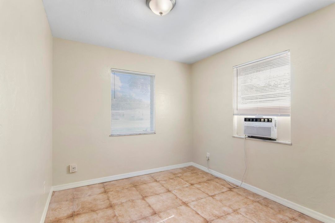 Active With Contract: $1,500 (2 beds, 1 baths, 700 Square Feet)