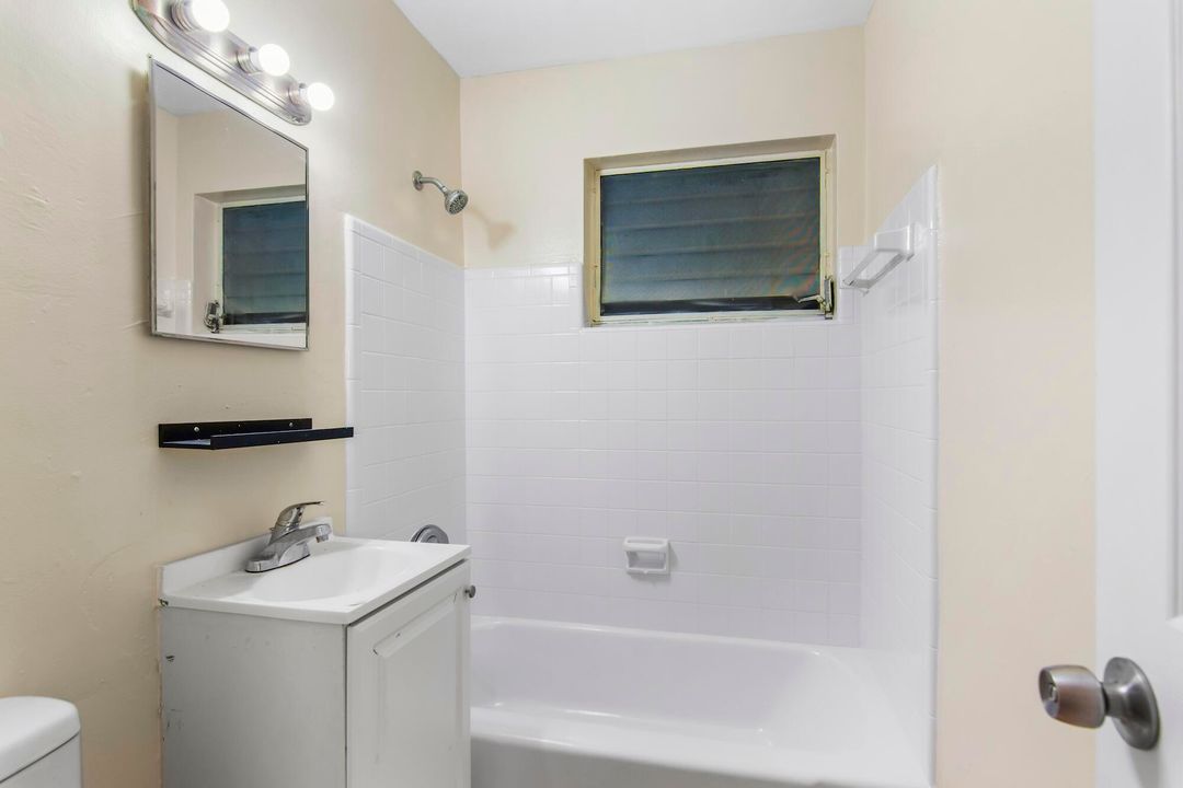 Active With Contract: $1,500 (2 beds, 1 baths, 700 Square Feet)