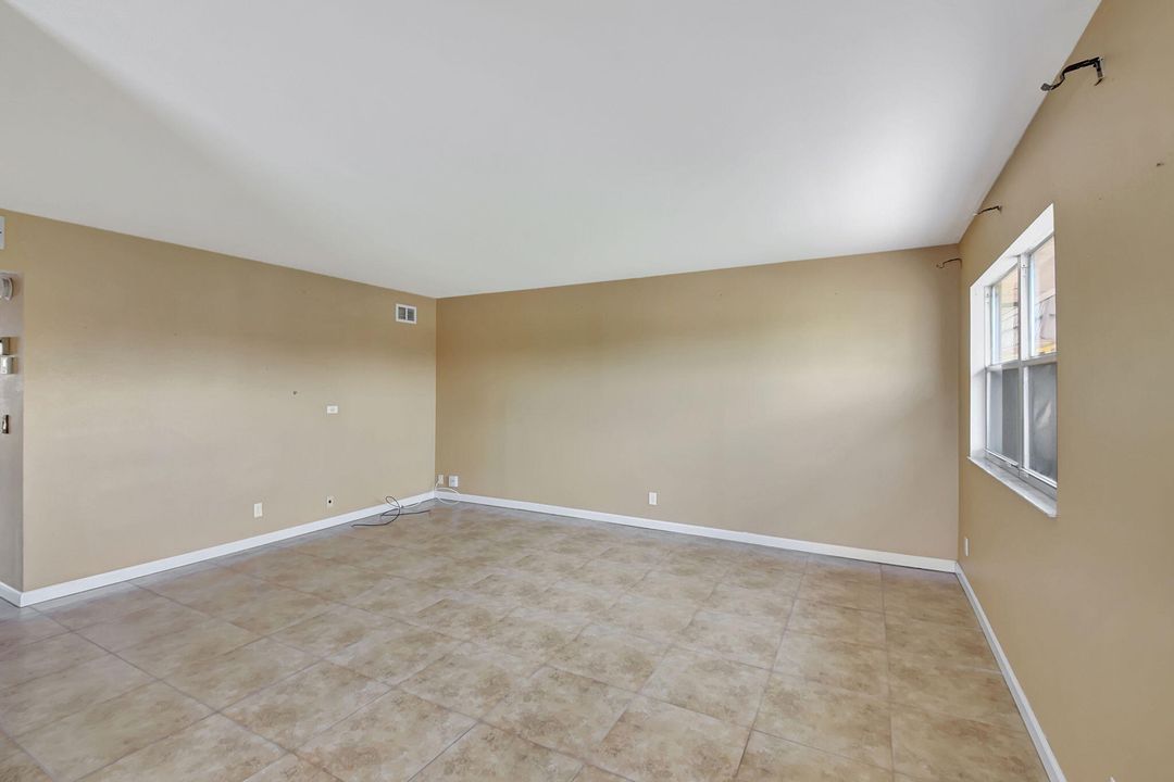 For Sale: $115,000 (2 beds, 2 baths, 880 Square Feet)