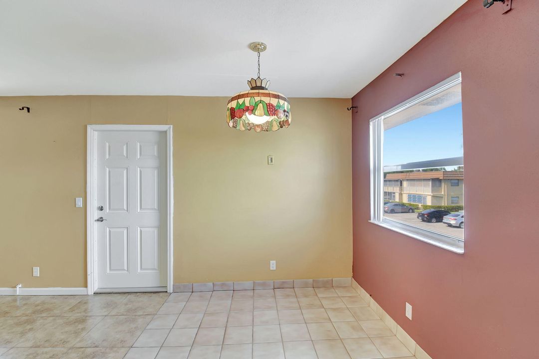 For Sale: $115,000 (2 beds, 2 baths, 880 Square Feet)