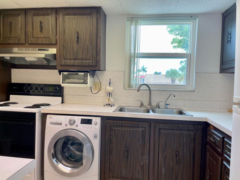 For Sale: $154,900 (2 beds, 2 baths, 812 Square Feet)