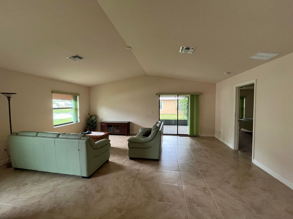 For Sale: $200,000 (3 beds, 2 baths, 1723 Square Feet)