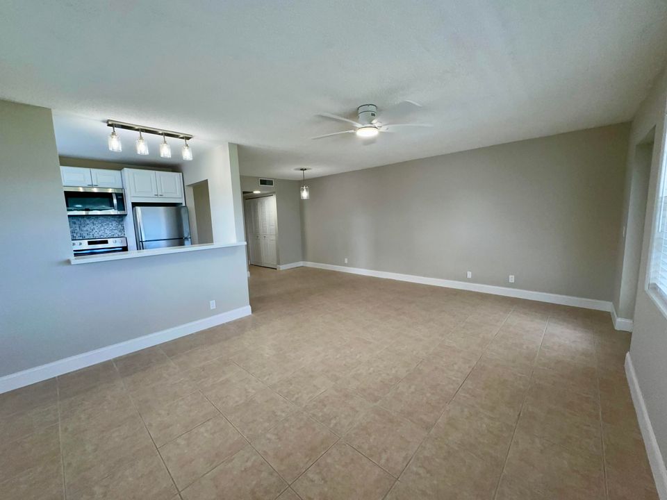 For Sale: $109,000 (1 beds, 1 baths, 684 Square Feet)