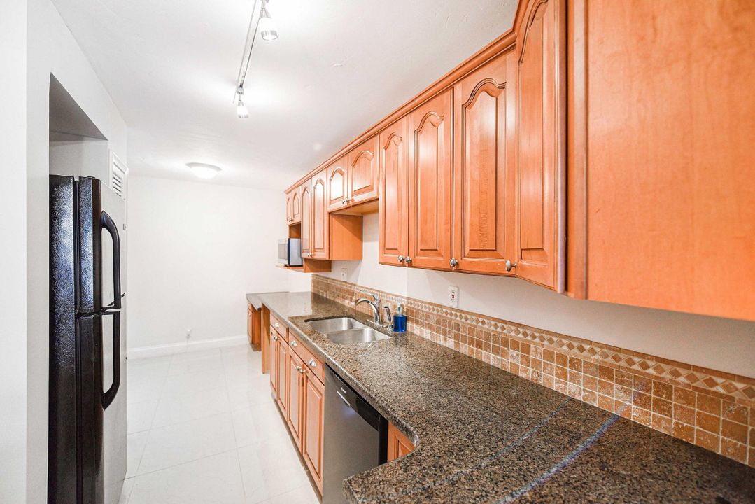 For Sale: $405,000 (2 beds, 2 baths, 1130 Square Feet)