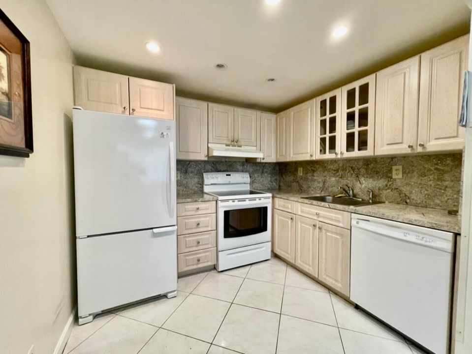 For Rent: $1,600 (1 beds, 1 baths, 760 Square Feet)