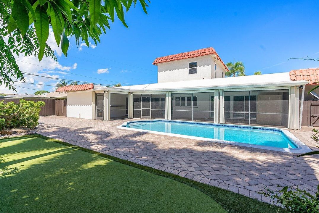 En Venta: $1,075,000 (5 camas, 3 baños, 2339 Pies cuadrados)