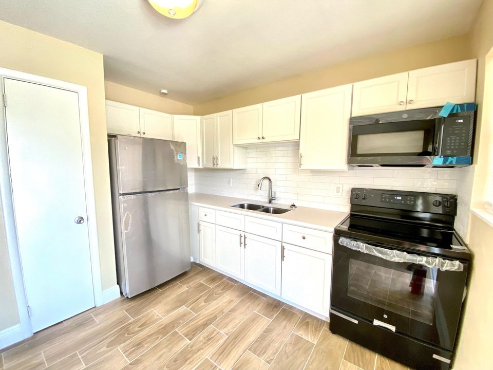 For Rent: $1,600 (1 beds, 1 baths, 880 Square Feet)