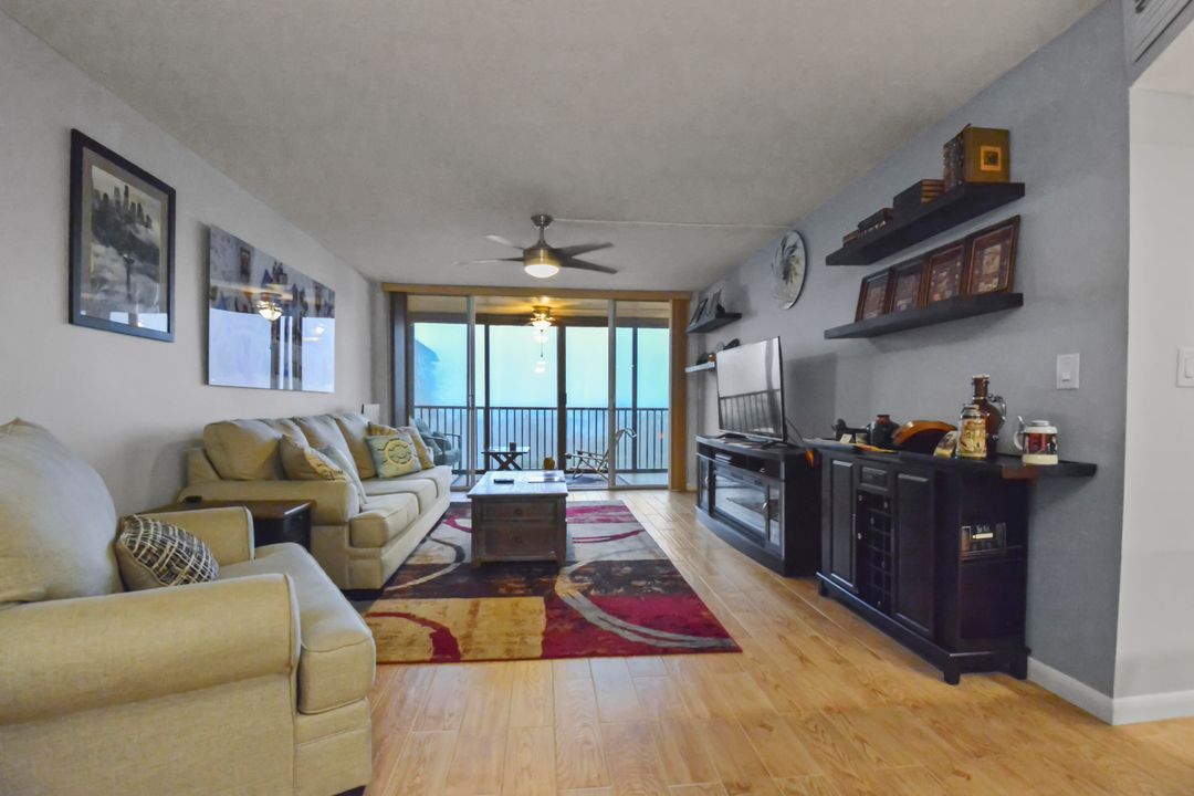 For Sale: $442,000 (2 beds, 2 baths, 1025 Square Feet)