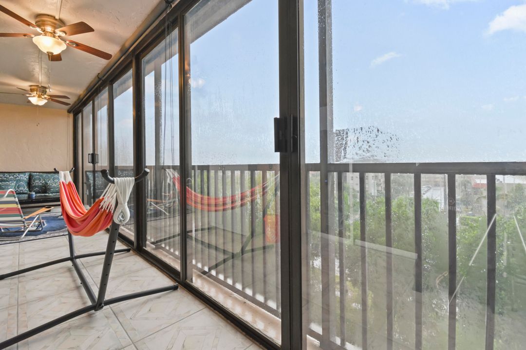 For Sale: $442,000 (2 beds, 2 baths, 1025 Square Feet)