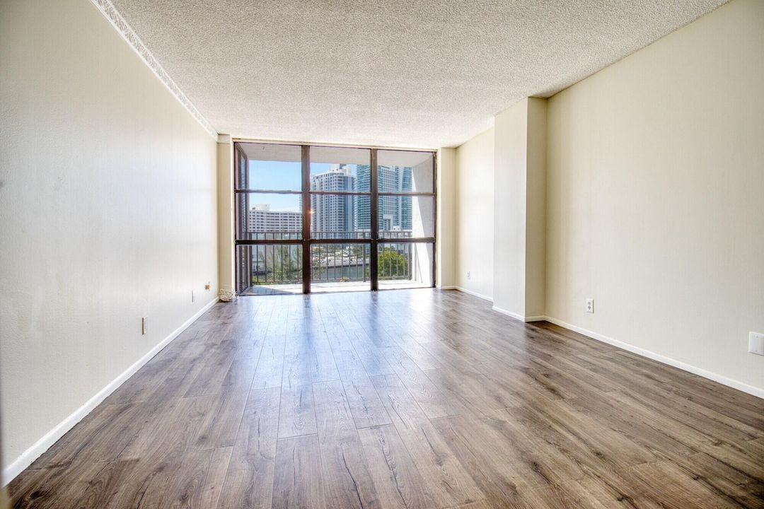 For Rent: $2,125 (1 beds, 1 baths, 915 Square Feet)