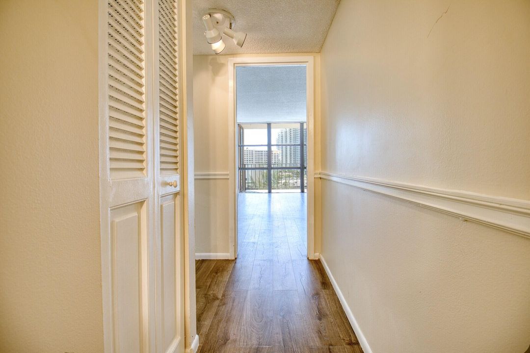 For Rent: $2,125 (1 beds, 1 baths, 915 Square Feet)