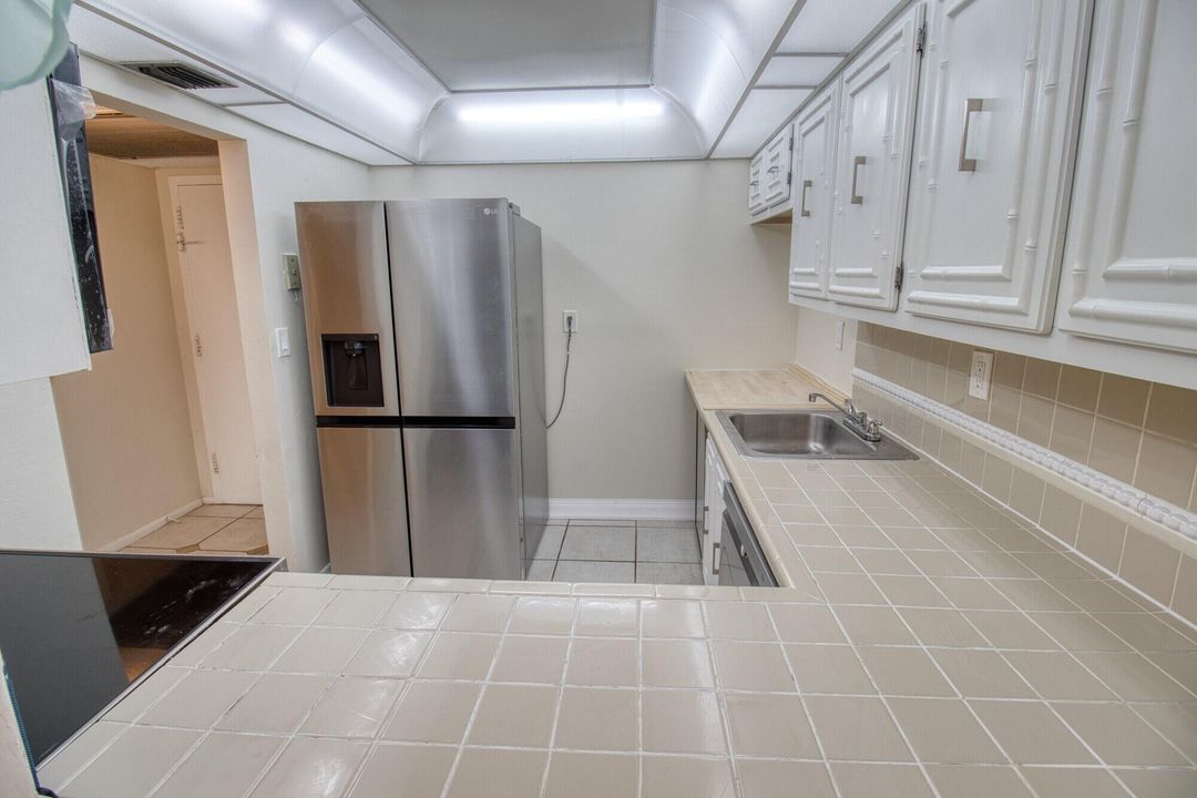 For Rent: $2,125 (1 beds, 1 baths, 915 Square Feet)