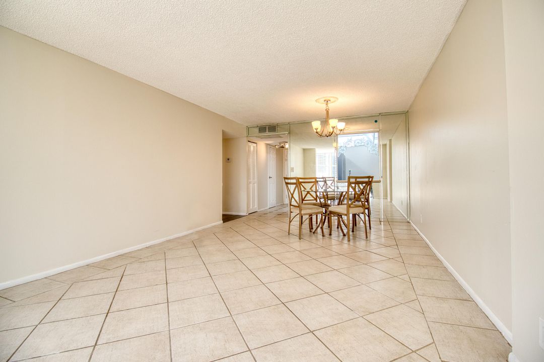 For Rent: $2,125 (1 beds, 1 baths, 915 Square Feet)