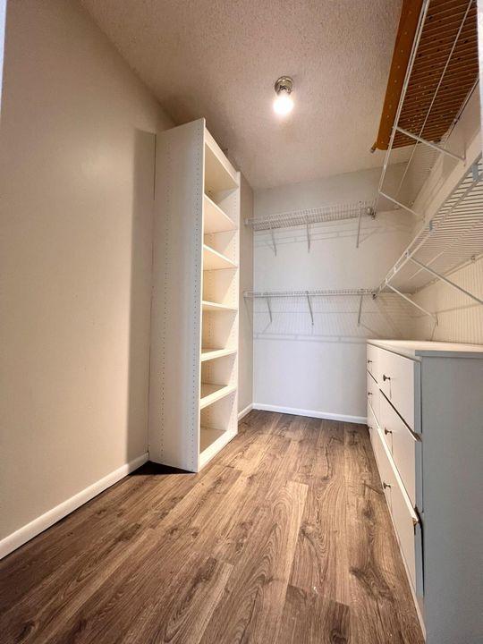 For Rent: $2,125 (1 beds, 1 baths, 915 Square Feet)