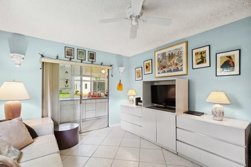 For Sale: $185,000 (2 beds, 2 baths, 907 Square Feet)