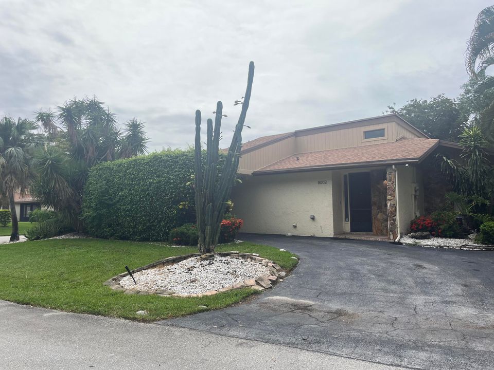 For Sale: $449,900 (3 beds, 2 baths, 1976 Square Feet)