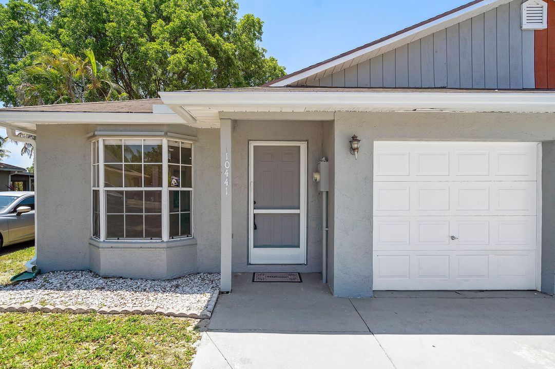 For Sale: $349,000 (2 beds, 1 baths, 861 Square Feet)