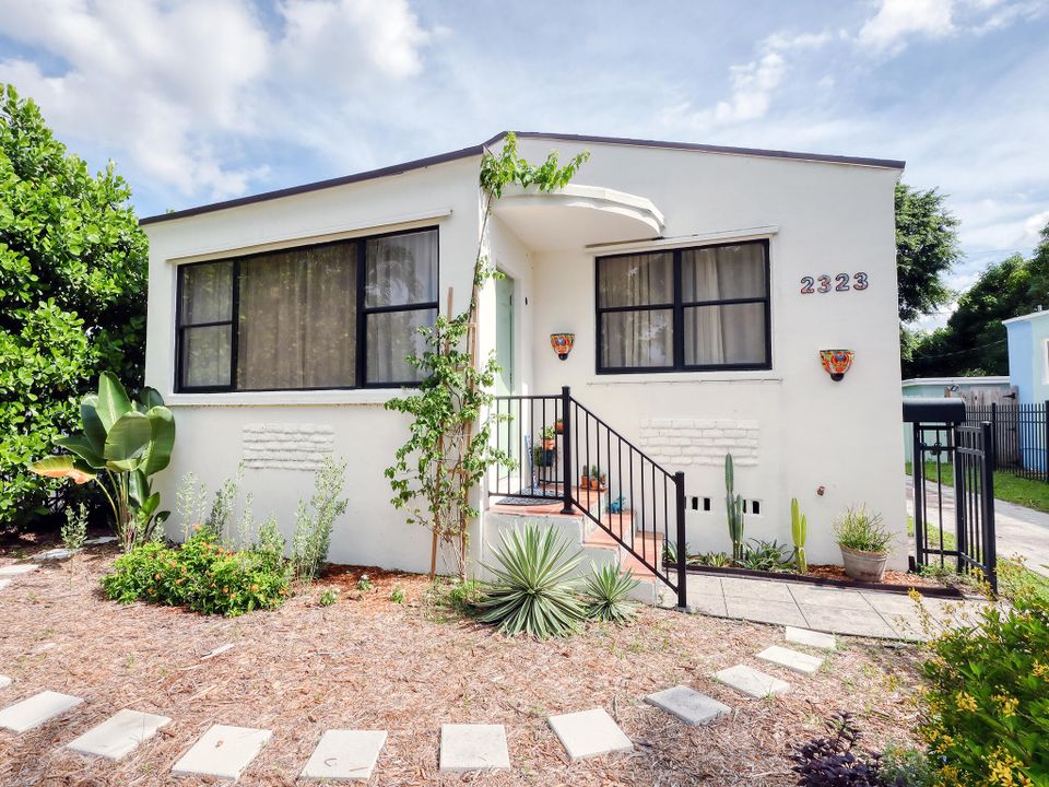 For Sale: $425,000 (2 beds, 1 baths, 1116 Square Feet)