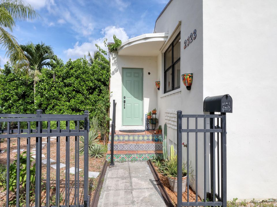 For Sale: $425,000 (2 beds, 1 baths, 1116 Square Feet)