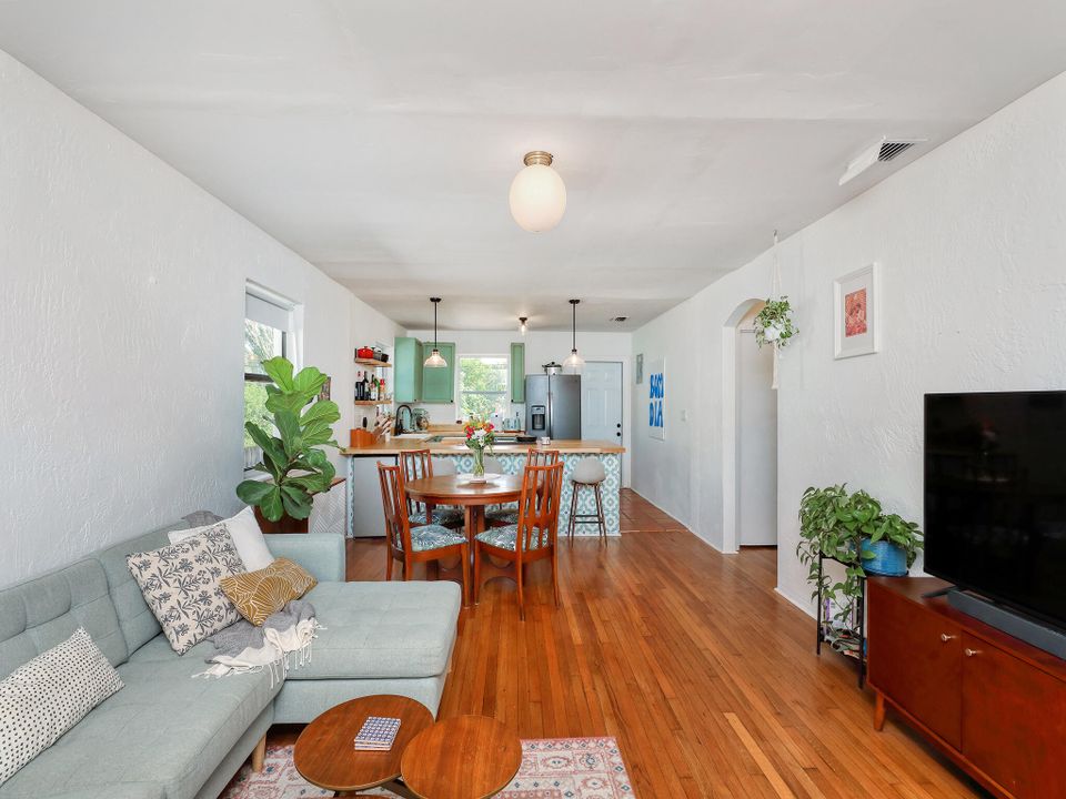 For Sale: $425,000 (2 beds, 1 baths, 1116 Square Feet)