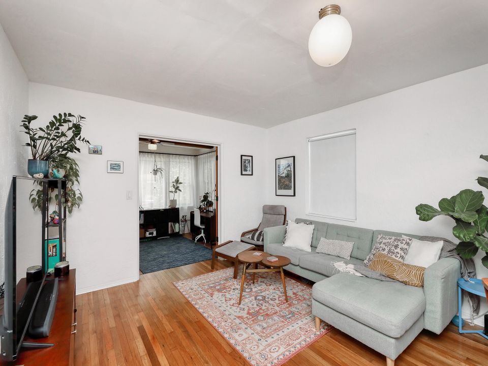 For Sale: $425,000 (2 beds, 1 baths, 1116 Square Feet)