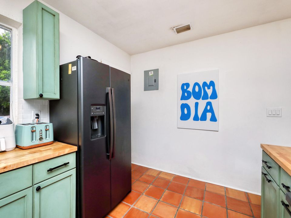 For Sale: $425,000 (2 beds, 1 baths, 1116 Square Feet)