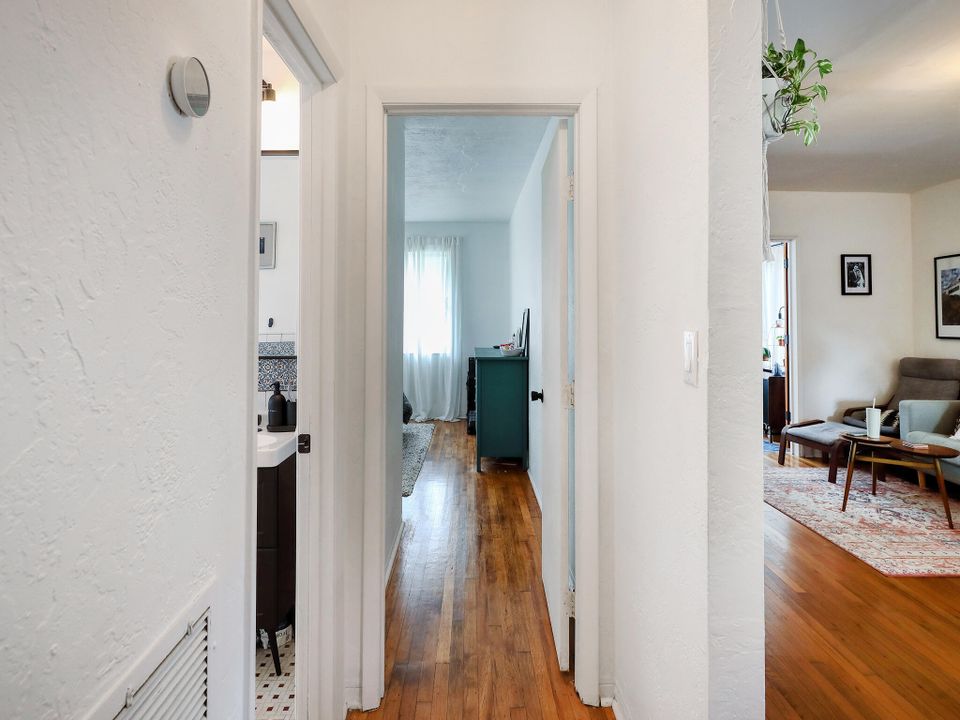 For Sale: $425,000 (2 beds, 1 baths, 1116 Square Feet)