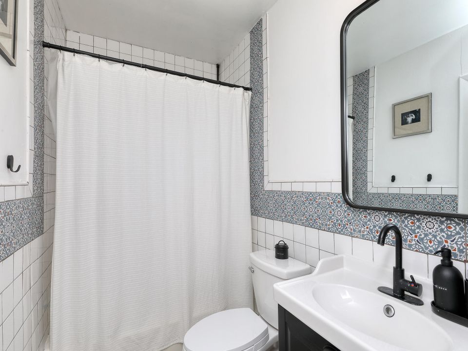 For Sale: $425,000 (2 beds, 1 baths, 1116 Square Feet)