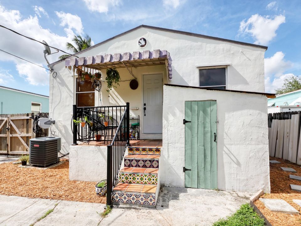 For Sale: $425,000 (2 beds, 1 baths, 1116 Square Feet)