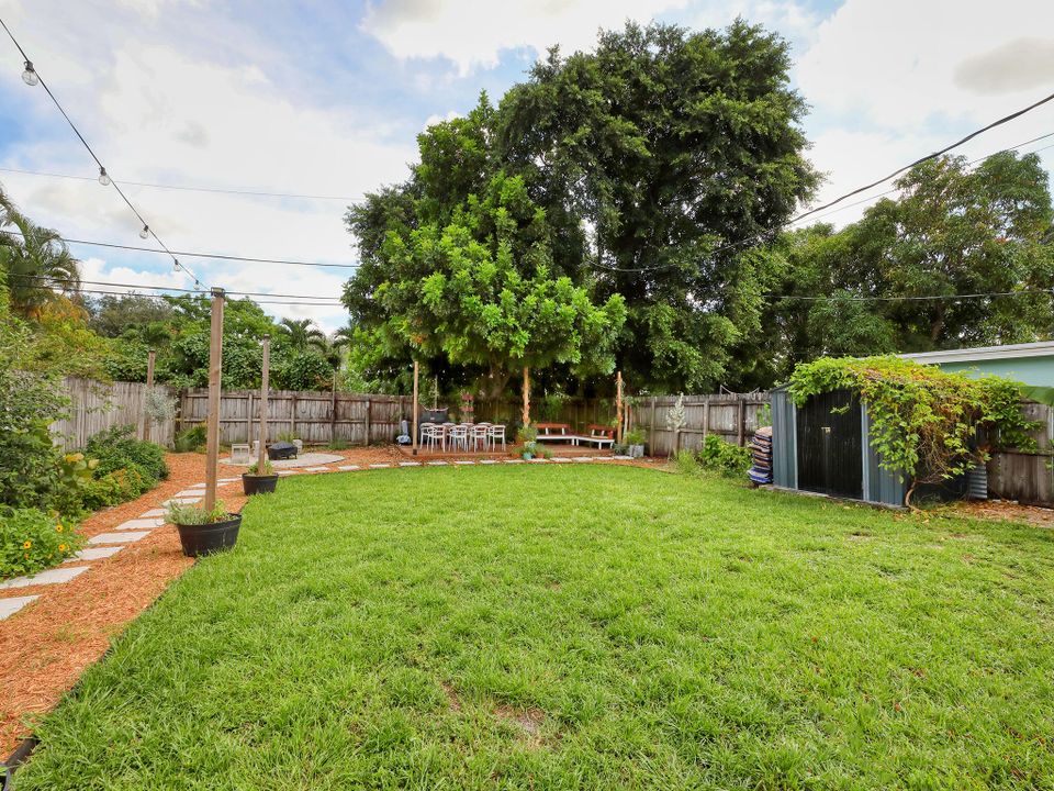 For Sale: $425,000 (2 beds, 1 baths, 1116 Square Feet)