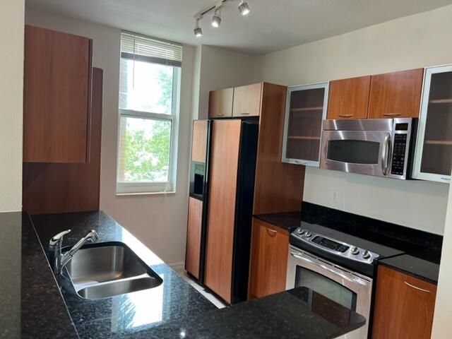 For Rent: $2,150 (1 beds, 1 baths, 783 Square Feet)