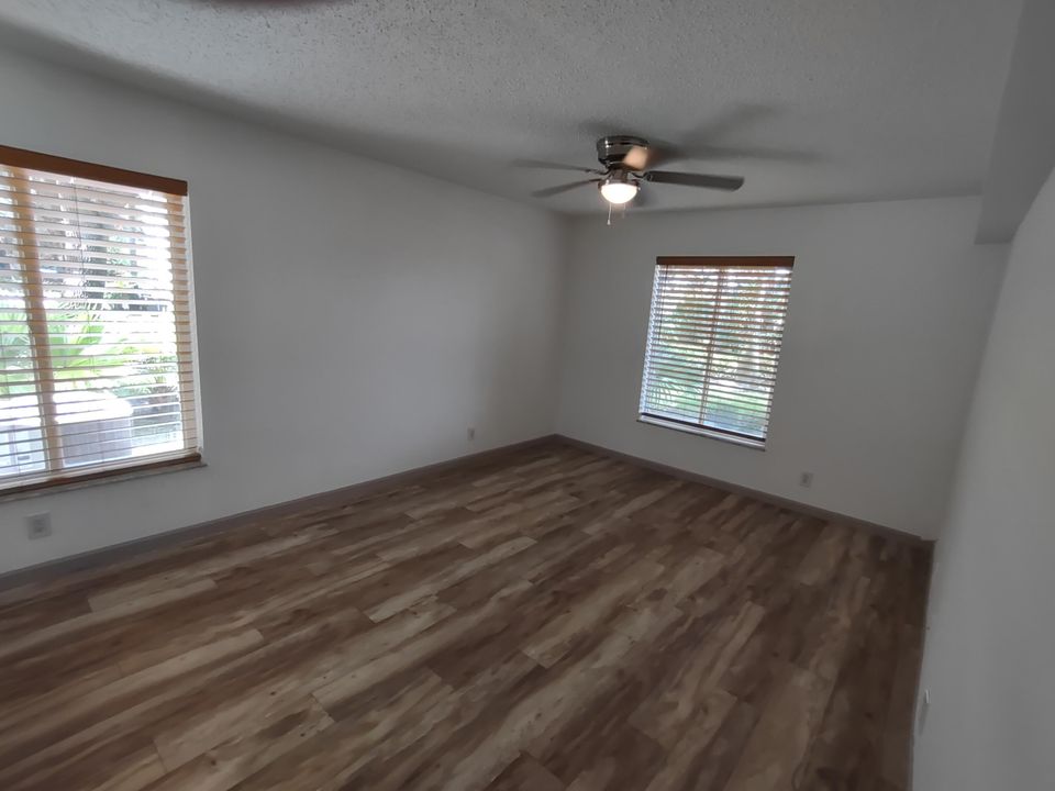 For Sale: $232,500 (2 beds, 2 baths, 1018 Square Feet)